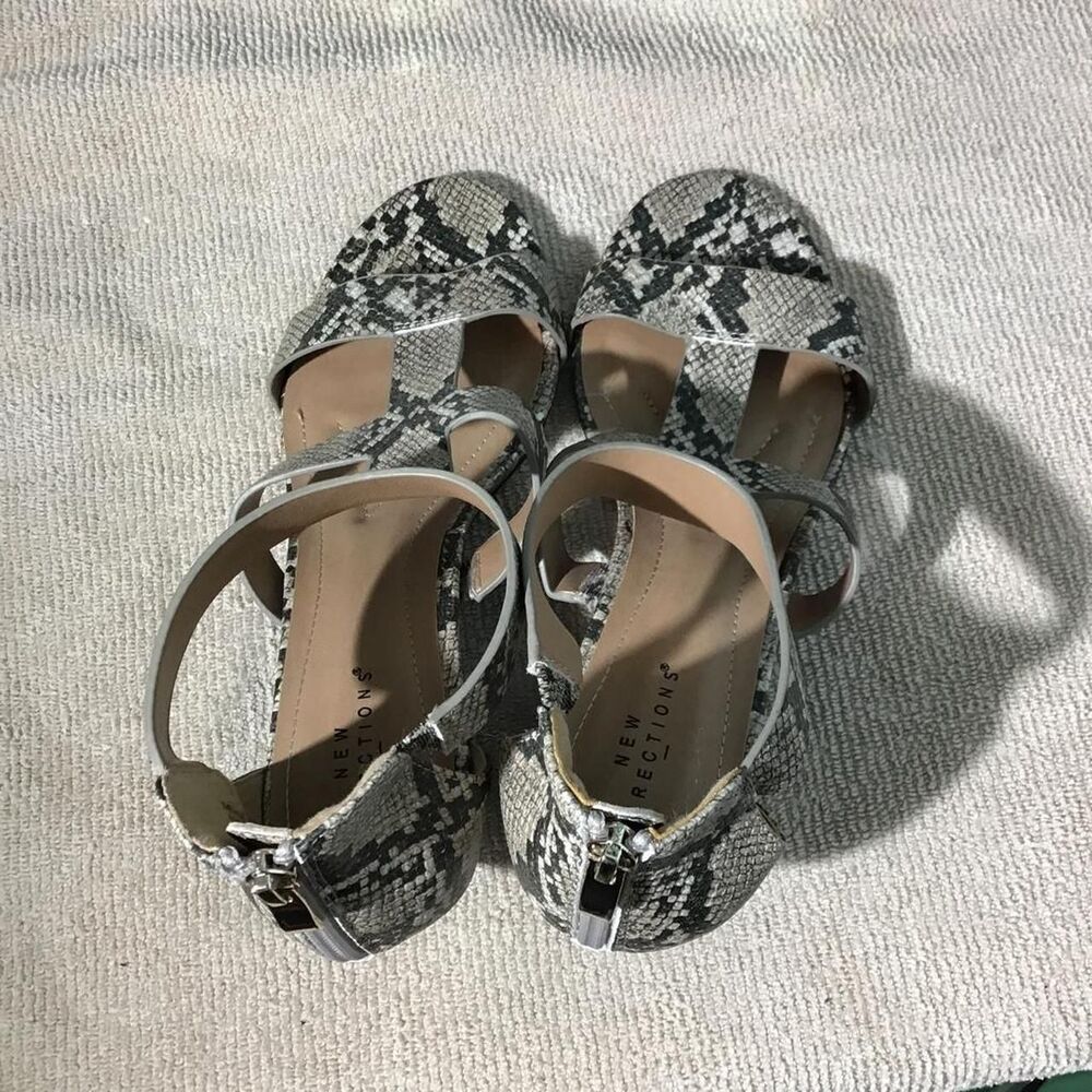 New-directions Women's Grey and Silver Sandals